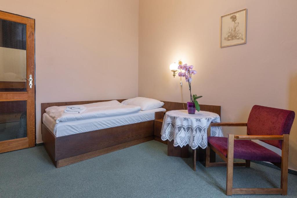 Postel nebo postele na pokoji v ubytování Hotel Slovan Plzeň