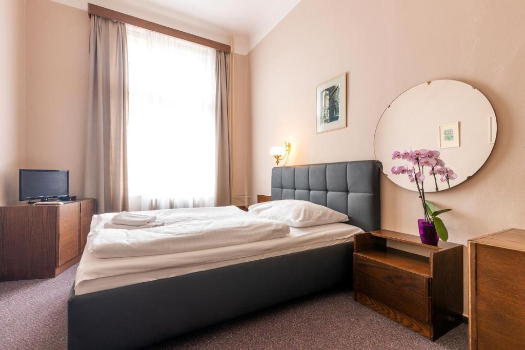 Postel nebo postele na pokoji v ubytování Hotel Slovan Plzeň