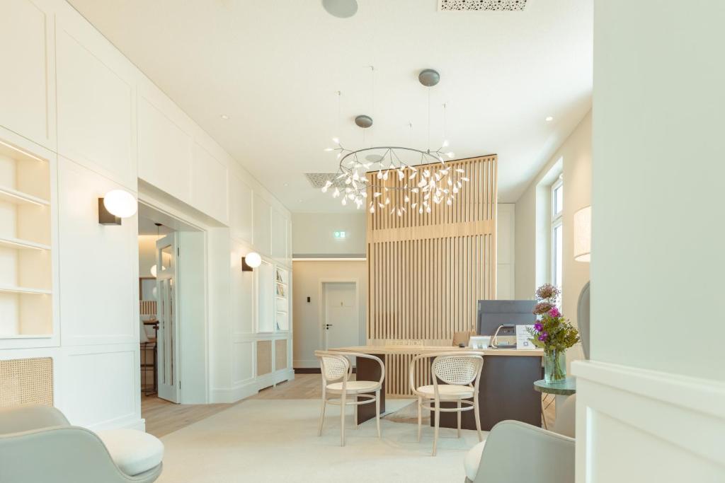 - une salle à manger avec une table et des chaises dans l'établissement Strandhotel Ostende, à Ahlbeck