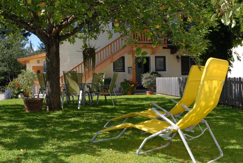 un grupo de sillas de jardín sentadas en un patio en Ferienwohnung Stöckl, en Leogang