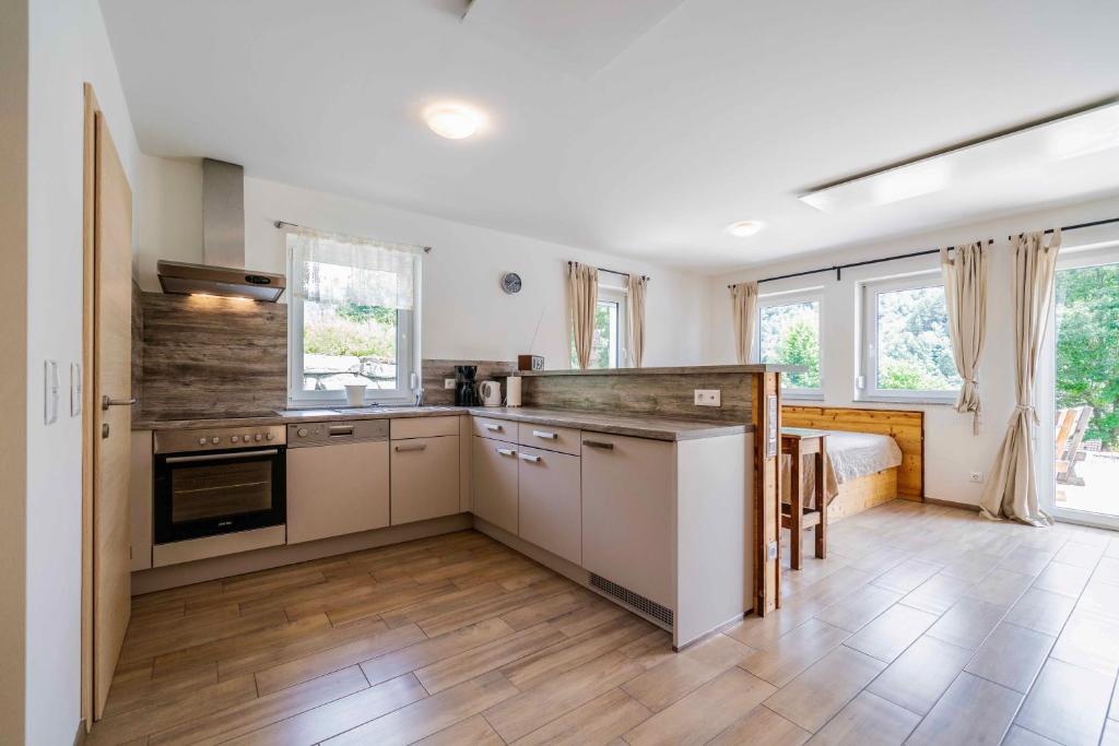 Kuchyň nebo kuchyňský kout v ubytování 2Geräumiges Ferienhaus in den schönen Alpen