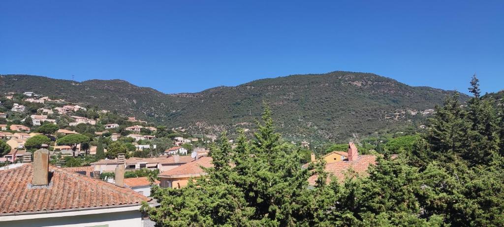une vue d'un village avec des montagnes en arrière-plan dans l'établissement Appartement T2 climatisé dans résidence calme, à Cavalaire-sur-Mer