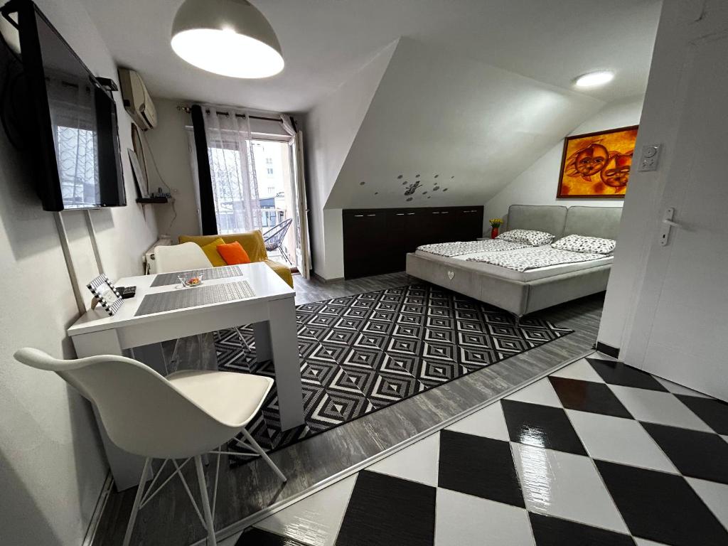 1 dormitorio con 1 cama y una planta de tablero de ajedrez en Marina Penthouse, en Novi Sad