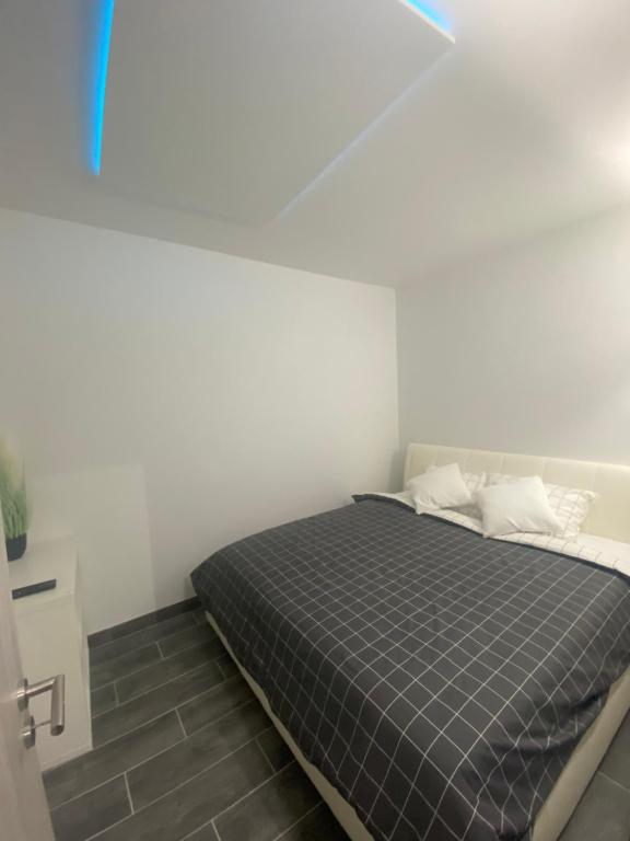 1 dormitorio con 1 cama en una habitación blanca en Lavitas SPA en Moravče