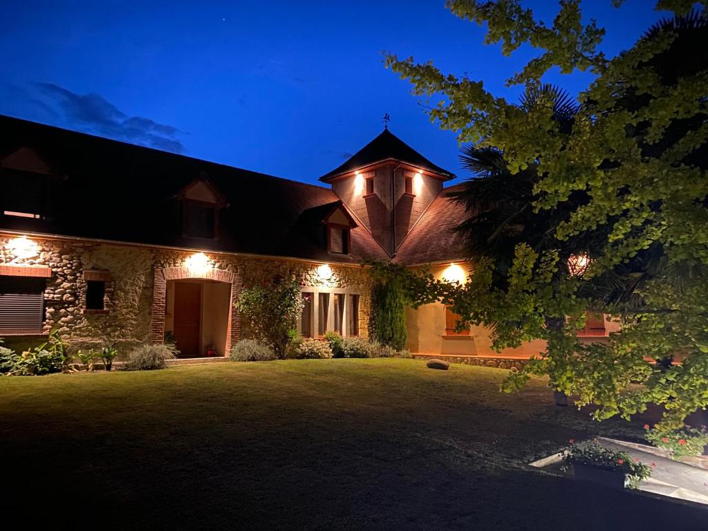 una casa con luces en el patio delantero por la noche en Domaine des pierres trouvées, en Saint-Vincent