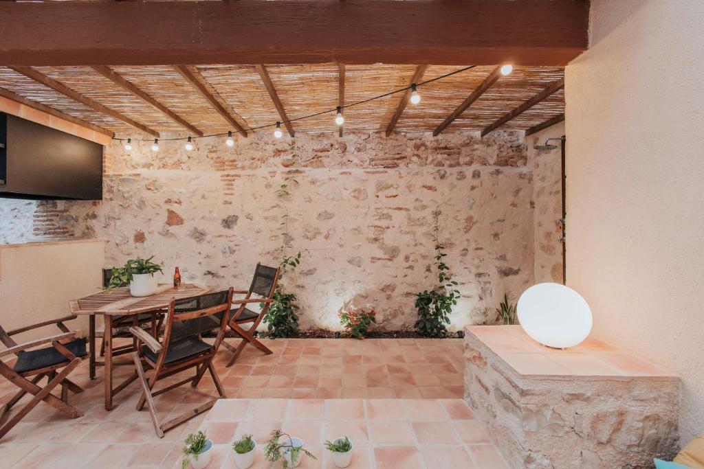 La Drova的住宿－El Descanso del Monje，一间设有桌椅和砖墙的用餐室