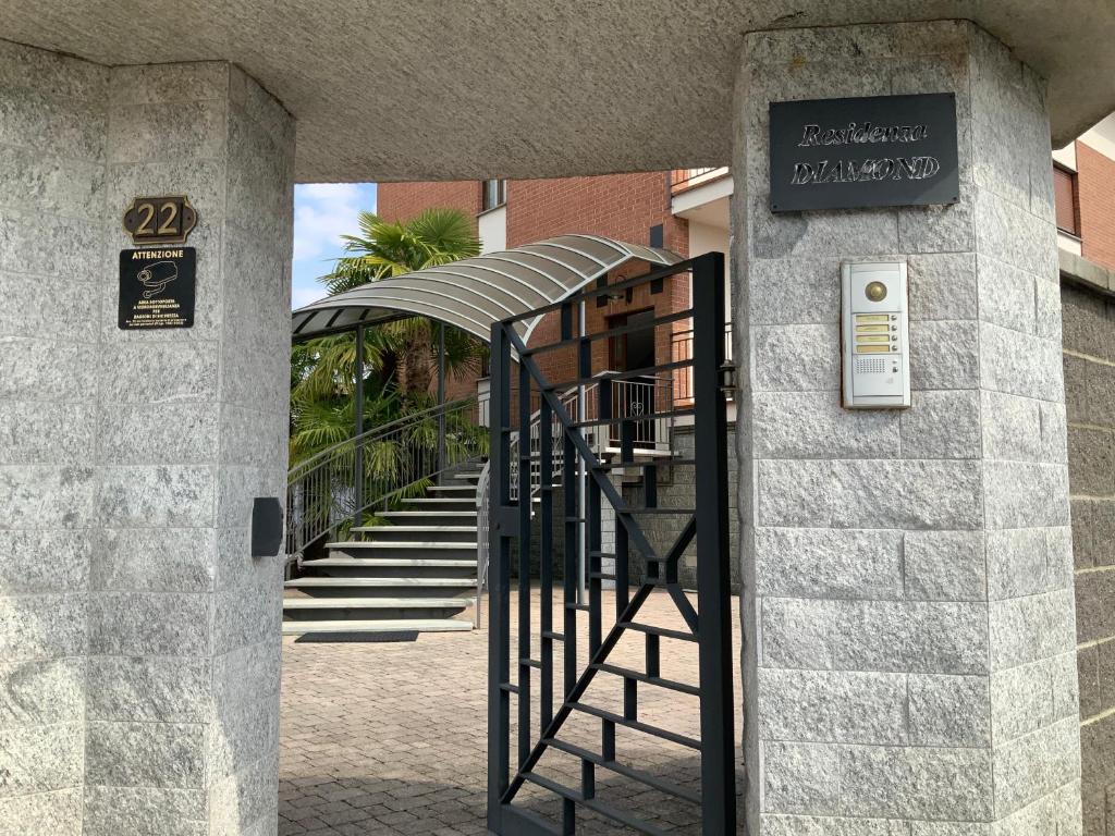 una entrada a un edificio con una puerta y escaleras en CASA VACANZA DA SANDRA en Brusnengo