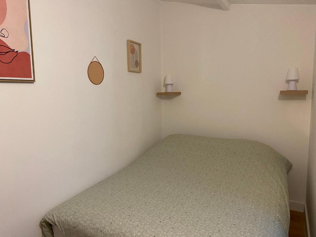 Voodi v&otilde;i voodid majutusasutuse Appartement c&oelig;ur de Nimes avec cour toas