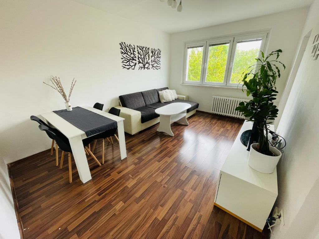 - un salon avec un canapé et une table dans l'établissement MEXY apartment, à Košice