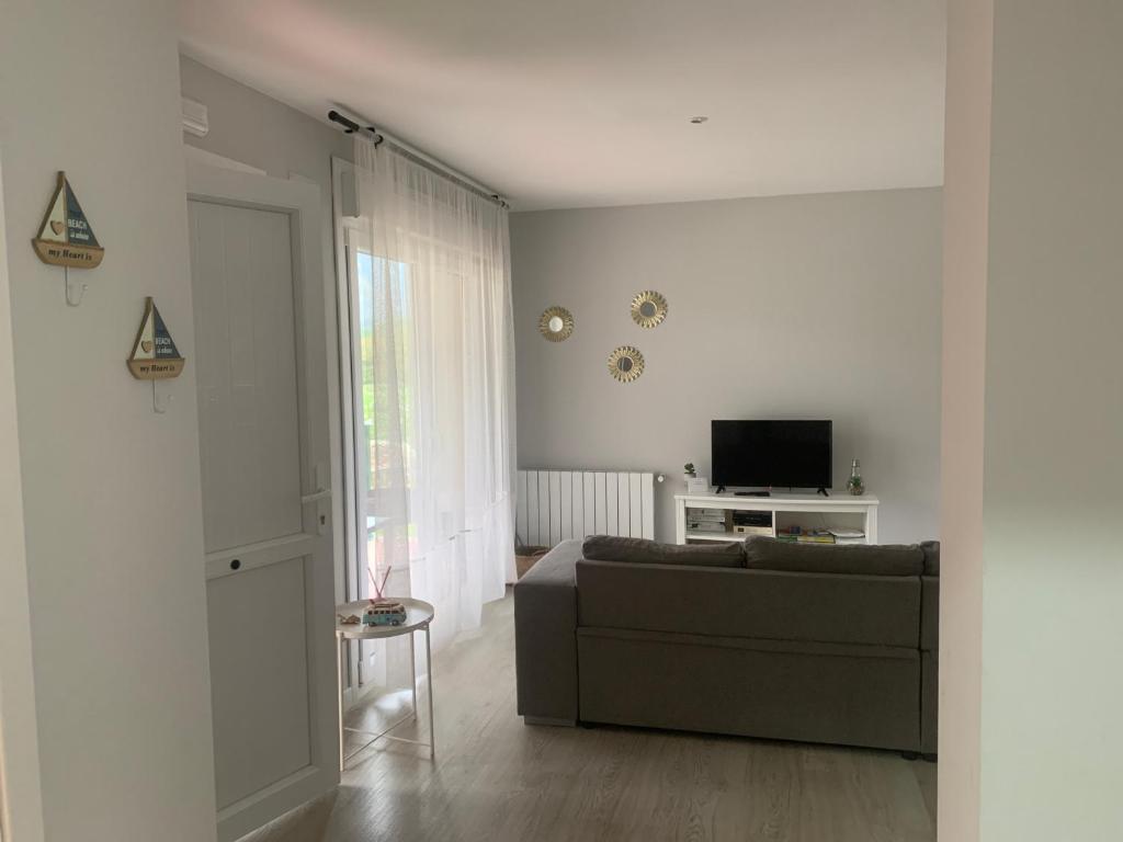 TV a/nebo společenská místnost v ubytování Apartamentos Cañamal