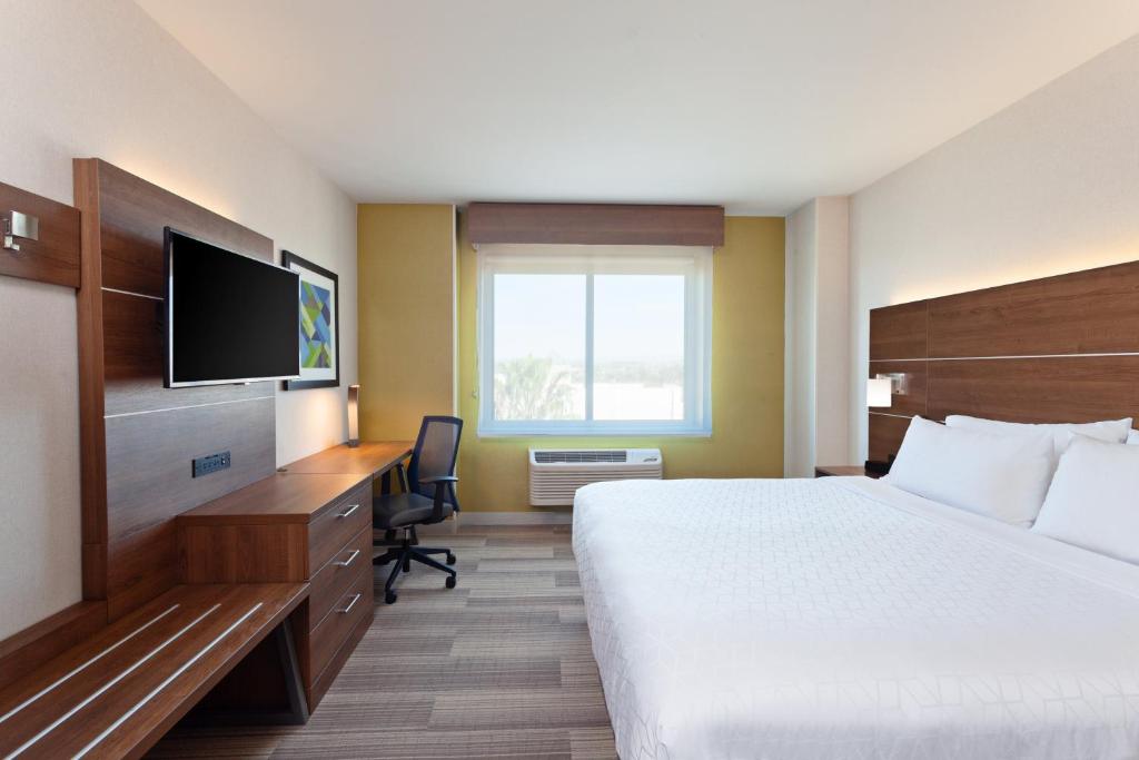 Holiday Inn Express Los Angeles LAX Airport, an IHG Hotel - Standard King Room