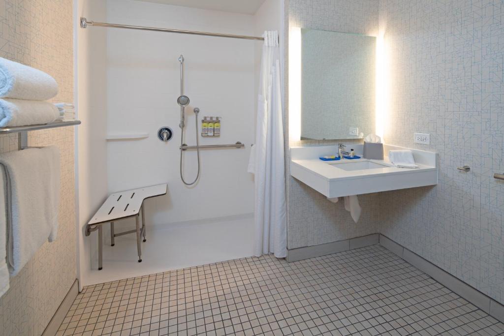 Holiday Inn Express Los Angeles LAX Airport, an IHG Hotel - King Suite With Mobility Accessible Roll-In Shower