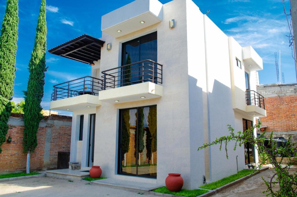 a white house with a balcony at Casa Blanca, Tlacolula in Tlacolula de Matamoros