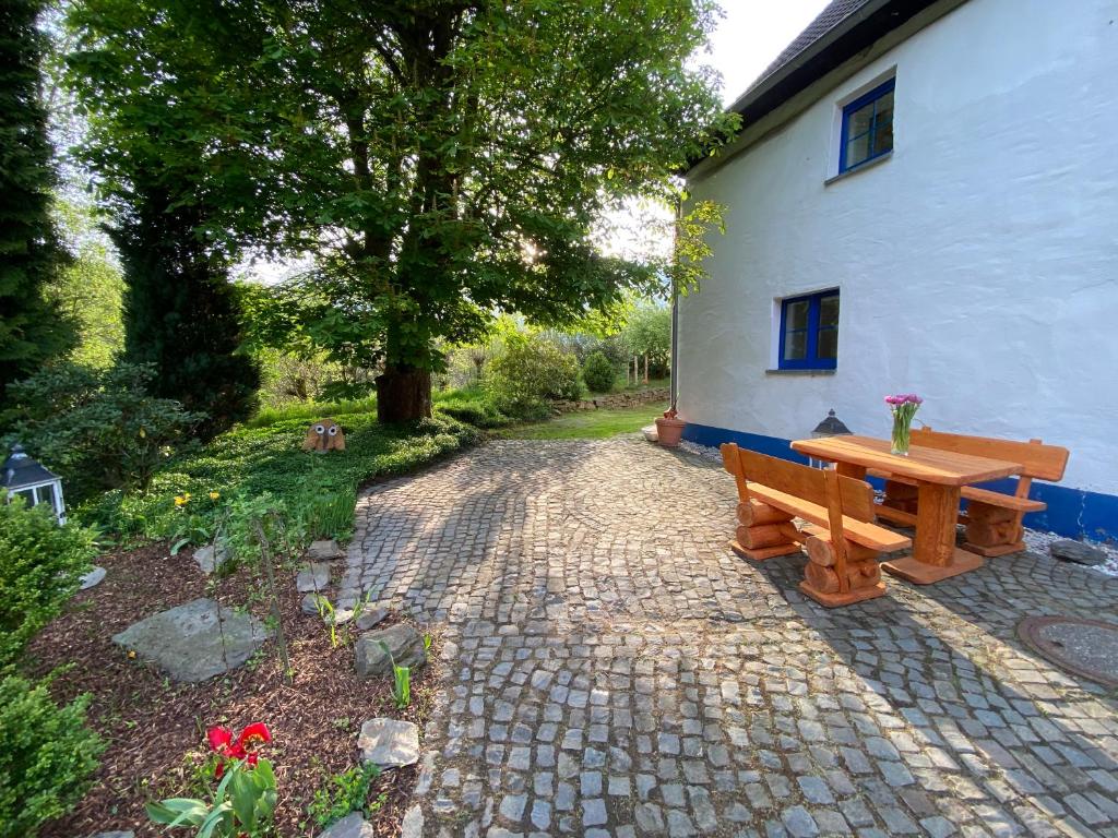 a wooden bench sitting next to a building at Urlaub in der Natur in Lüdenscheid