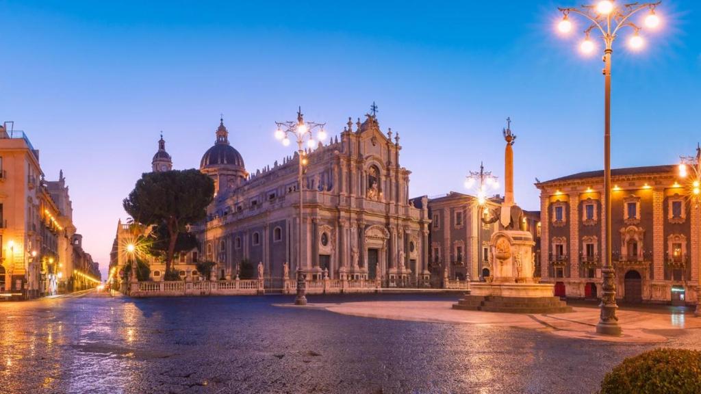 een groot gebouw in een stad 's nachts bij Dimora Lucia Majorana in Catania