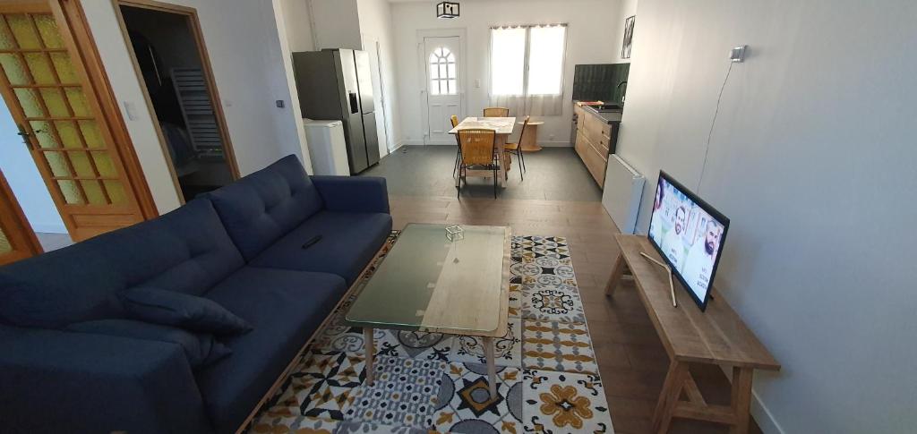 a living room with a blue couch and a table at El Dar in Cholet