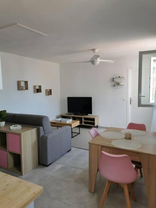 un salon avec une table et un canapé dans l'établissement Superbe appartement à 40 mètres de la plage, à Canet