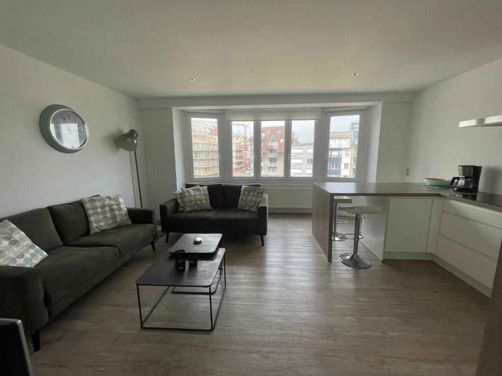 ミッデルケルケにあるCaroline Chérieのソファとテーブルのあるリビングルーム