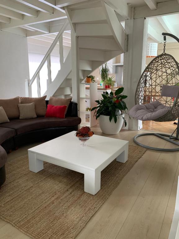 a living room with a white coffee table at Maison avec Piscine Labenne Ocean in Labenne