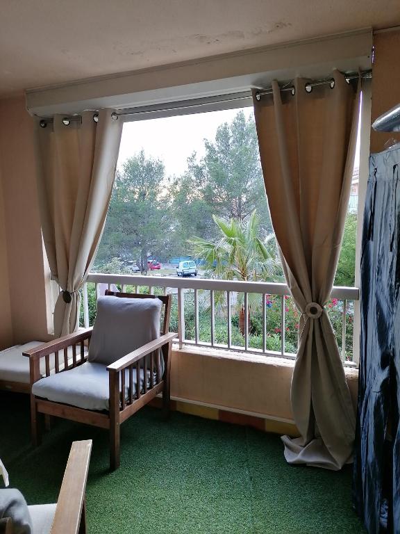Televízia a/alebo spoločenská miestnosť v ubytovaní appartement au LAGON BLEU à Fréjus, garage, tennis & piscine 1200 M2