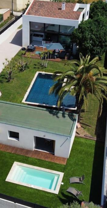 Uma vista da piscina em Villa Luxe Oasis ou nos arredores