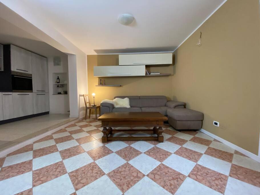 sala de estar con sofá y mesa en Appartamento a Rovereto, en Rovereto
