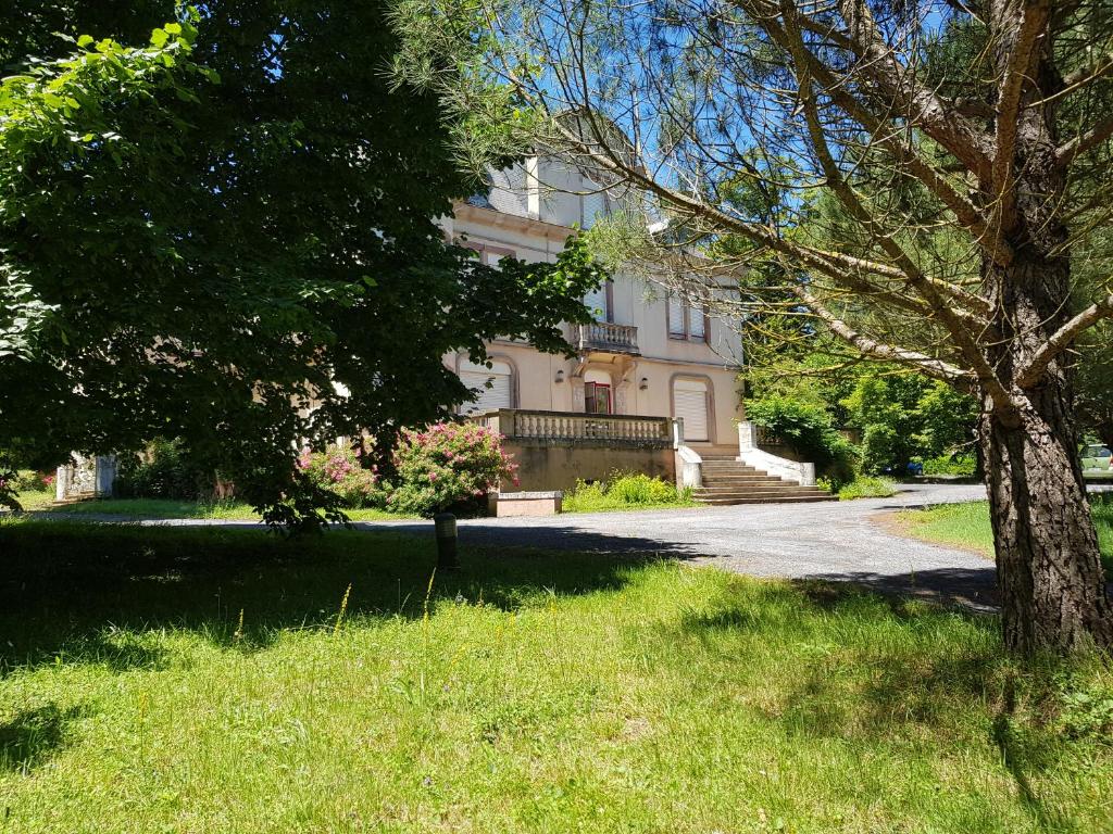 卡馬雷斯的住宿－羅傑爾公館酒店，前面有一棵树的房子