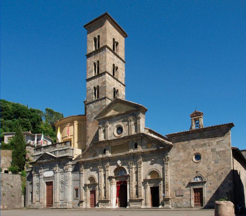 un antiguo edificio de piedra con una torre encima en Lo studio di Gabriella en Bolsena