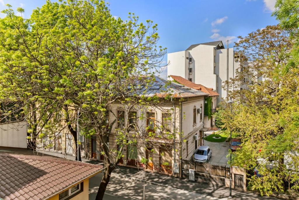 One88 Apartments - 阳台工作室