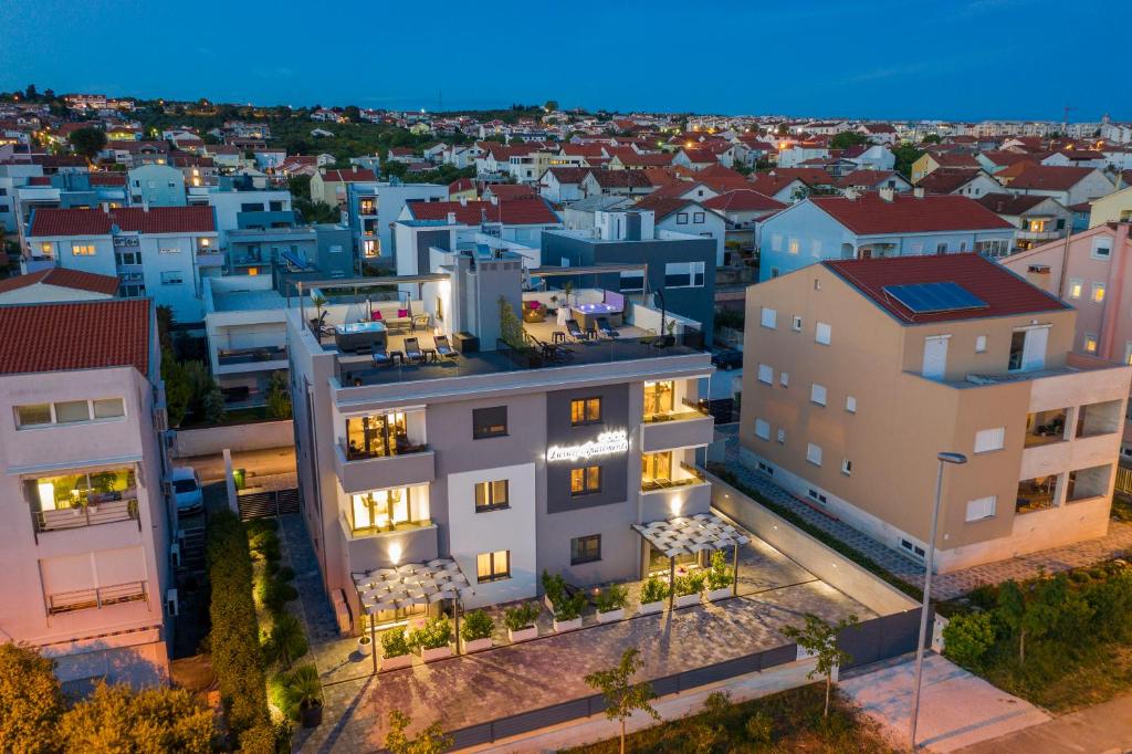 widok z powietrza na miasto w nocy w obiekcie Luxury Majpruz Suites I w mieście Zadar