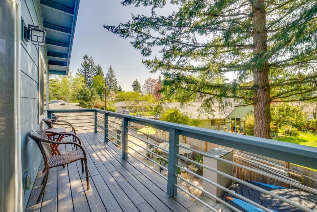 d'un balcon avec une chaise et un arbre. dans l'établissement Bellevue Abode Balcony, 13 Mi to Downtown Seattle, à Bellevue