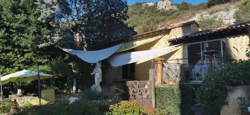 ein Haus mit einem Regenschirm davor in der Unterkunft gite colline in Les Angles Gard