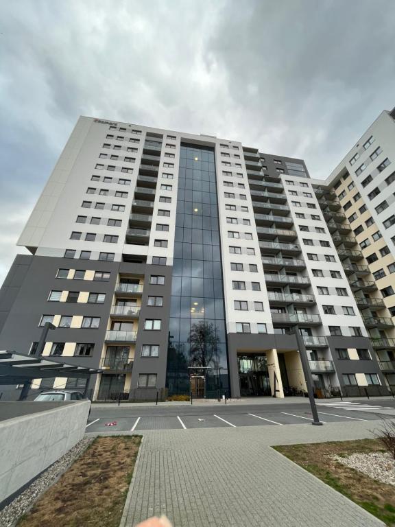 un gran edificio blanco con muchas ventanas en Apartment Studio Morena, en Gdansk