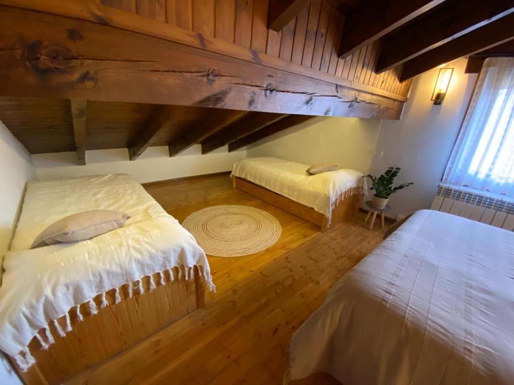 Postel nebo postele na pokoji v ubytování Ático en Llivia
