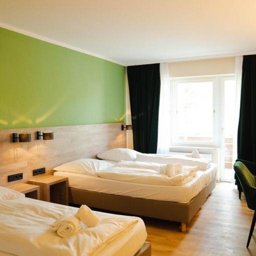 Postel nebo postele na pokoji v ubytování Ahorn Hotel