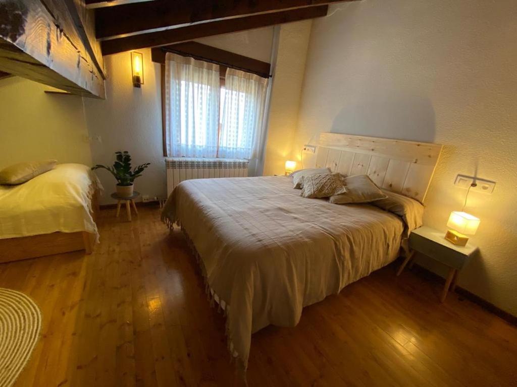 Postel nebo postele na pokoji v ubytování Ático en Llivia