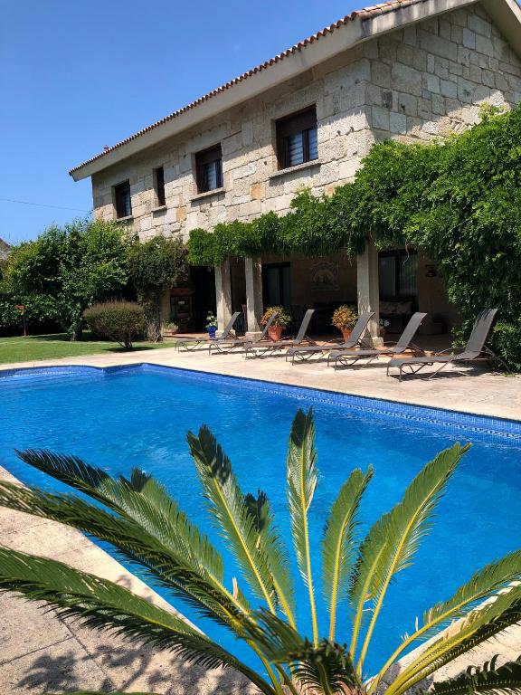 willa z basenem przed budynkiem w obiekcie Casa da Lomba Piscina y vistas al mar en Baiona w mieście Baiona
