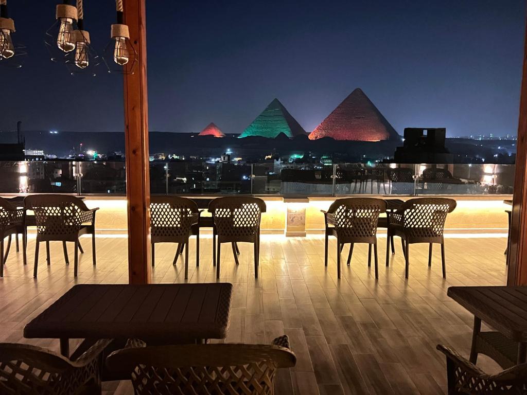 Restaurace v ubytování Celia Pyramids View inn