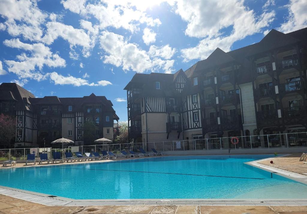 a large swimming pool in front of a building at Magnifique appartement 2 pièces in Deauville