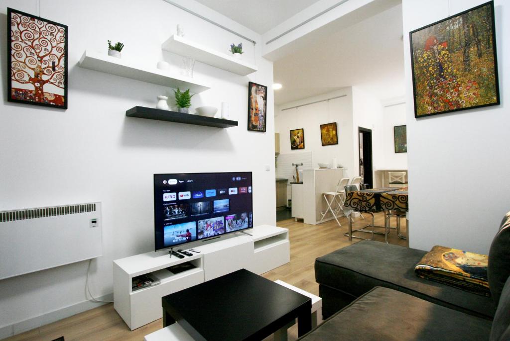 Il comprend un salon doté d'une télévision murale à écran plat. dans l'établissement Klimt Business Grade All New Comfortable Apartment, à Belgrade