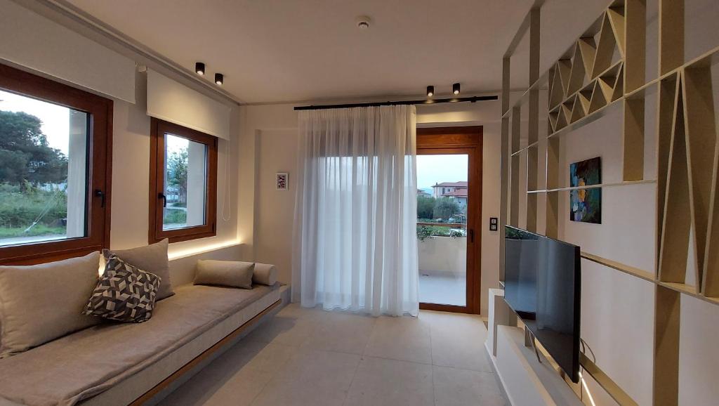 TV a/nebo společenská místnost v ubytování Kynara Elegant Living