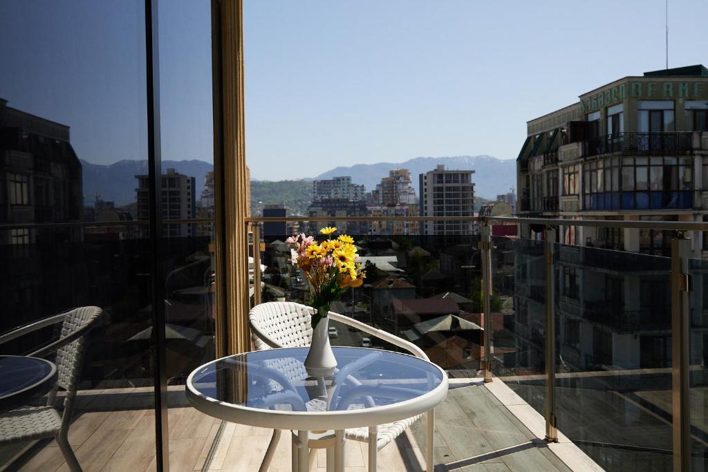Nespecifikovaný výhled na hory nebo výhled na hory při pohledu z hotelu