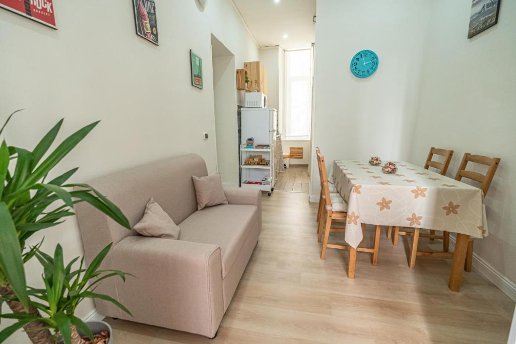 uma sala de estar com um sofá e uma mesa em Casa Vacanze Decumano 18 em Nápoles