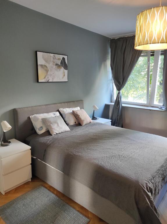 Un dormitorio con una cama grande y una ventana en Astralis Factory Apartments- Max, en Zagreb