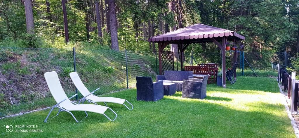 Vonkajšia záhrada v ubytovaní Wypoczynek Pod Lasem