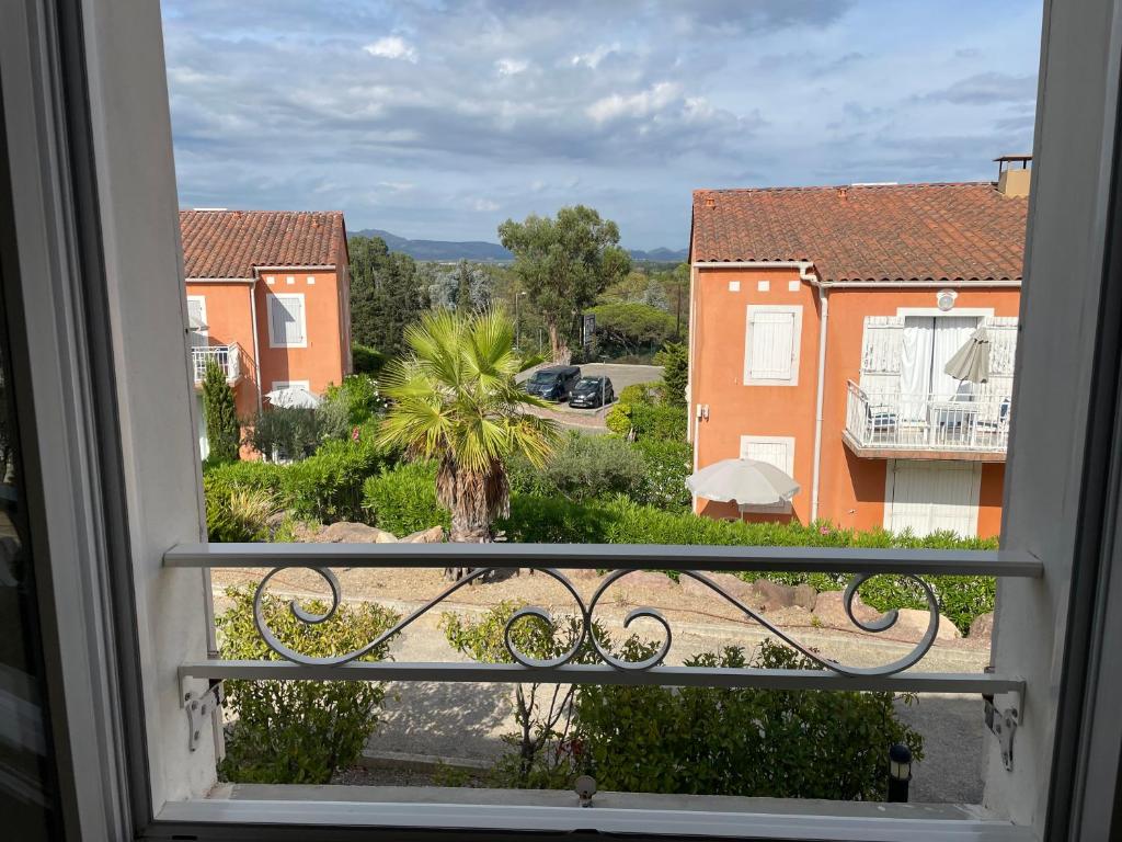 a view from a window of a yard at Superbe appartement 6pers avec piscine et jardin in Fréjus