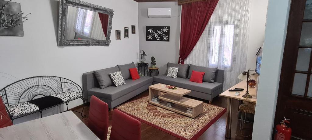 salon z kanapą i stołem w obiekcie Diasoulas house w mieście Rodos