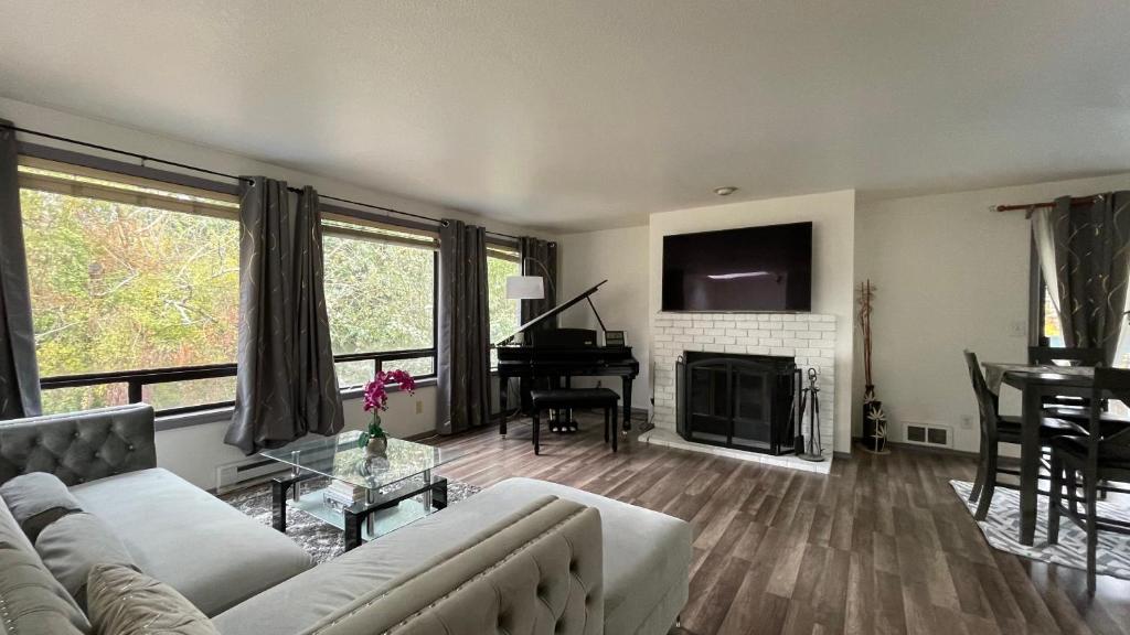 a living room with a couch and a piano at Spacious, Cheerful, Modern Home 5 BR, 3BA, 2KIT in Shoreline