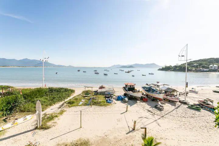 un grupo de barcos están atracados en una playa en Residencial Villa das Flores, en Pinheira