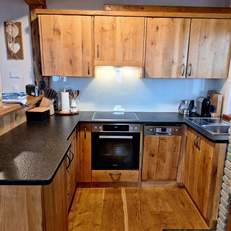 Kuchyň nebo kuchyňský kout v ubytování Almchalet Schuster